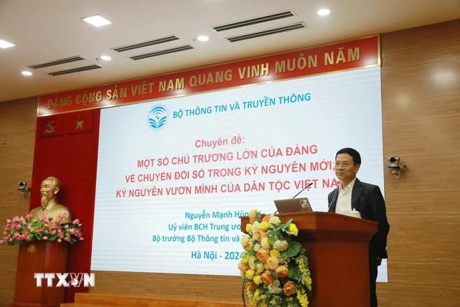 Bộ trưởng Bộ Thông tin và Truyền thông Nguyễn Mạnh Hùng thông tin chuyên đề "Một số chủ trương lớn của Đảng về chuyển đổi số trong kỷ nguyên mới, kỷ nguyên vươn mình của dân tộc Việt Nam". Ảnh TTXVN