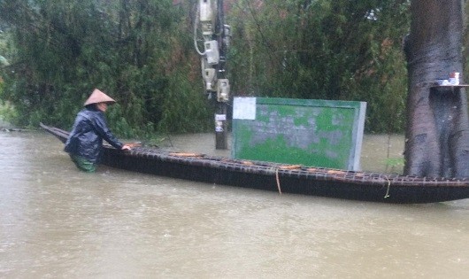 Người dân phải dùng ghe thuyền để di chuyển vì nước lớn