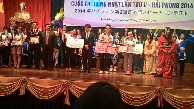 Giải nhất cuộc thi Tiếng Nhật lần thứ II được trao cho nữ sinh Vũ Hoàng Anh 