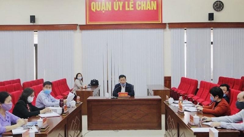 Bí thư quận ủy Lê Chân Lê Trung Kiên phát biểu tại cuộc họp