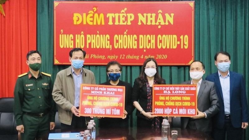 Sở Y tế tiếp nhận 2.000 hộp cá mòi và 300 thùng mì tôm từ các doanh nghiệp