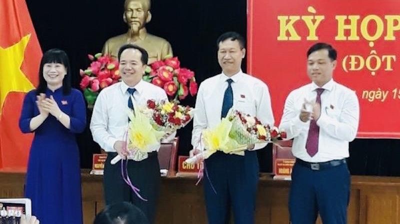 Lãnh đạo huyện Tiên Lãng tặng hoa chúc mừng các đồng chí: Trần Văn Khanh, Vũ Văn Dũng