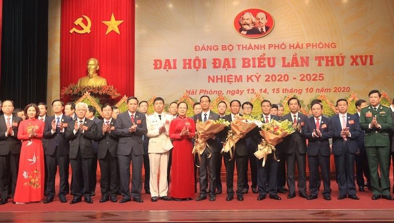 Ban Chấp hành Đảng bộ TP khóa XVI, nhiệm kỳ 2020 - 2025 ra mắt Đại hội.
