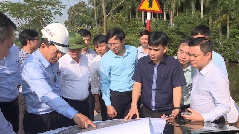 Phó Chủ tịch UBND TP Nguyễn Đức Thọ kiểm tra, nghe báo cáo về việc nghiên cứu tuyến đường kết nối từ Cầu Rào 3 (dự kiến) đến Đồ Sơn.