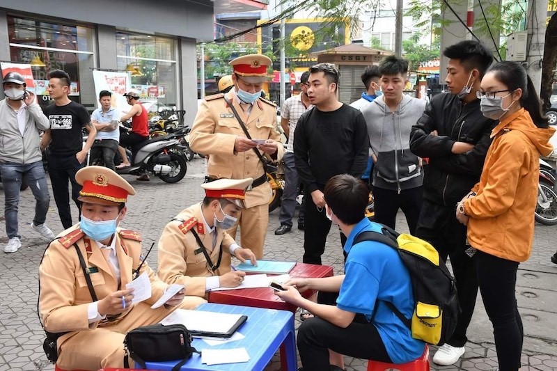 Lực lượng chức năng ra quân tổng kiểm tra tại Ngã tư An Dương vào sáng 15/3/2021.
