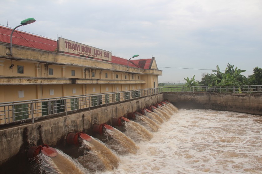 Mưa lớn trùng vào thời điểm triều cường và xả lũ từ các hồ thủy điện nên việc tiêu úng gặp nhiều khó khăn.