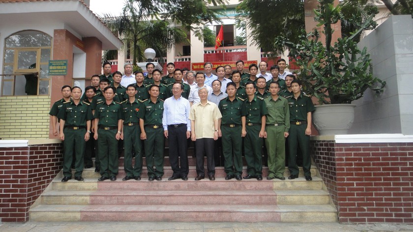 Tổng Bí thư Nguyễn Phú Trọng chụp ảnh lưu niệm cùng cán bộ, chiến sĩ Đồn Biên phòng Cát Bà – ngày 10/7/2013.