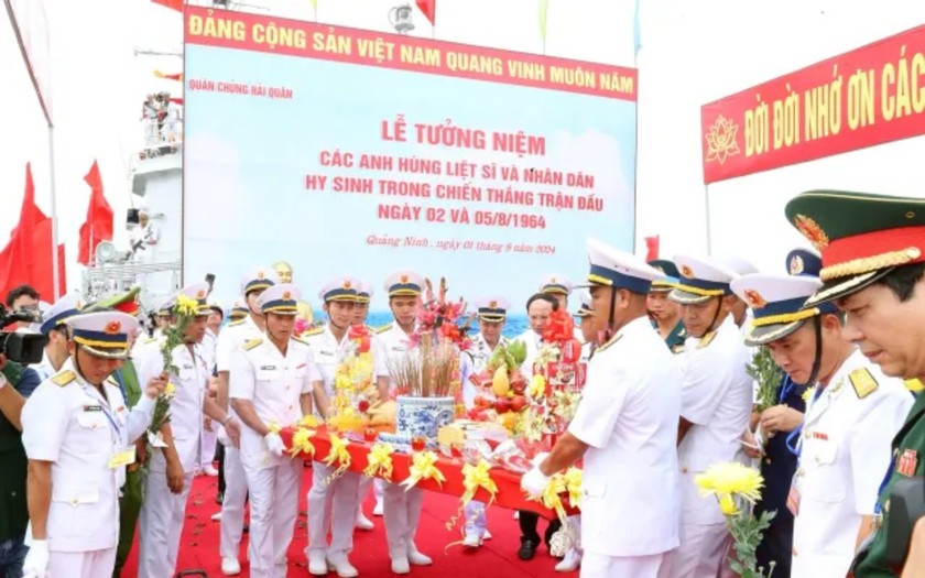 Tại biển Cửa Lục (Quảng Ninh), Quân chủng Hải quân tổ chức tưởng niệm các anh hùng liệt sĩ và nhân dân đã anh dũng hy sinh trong trận đánh ngày 02&05/8/1964.