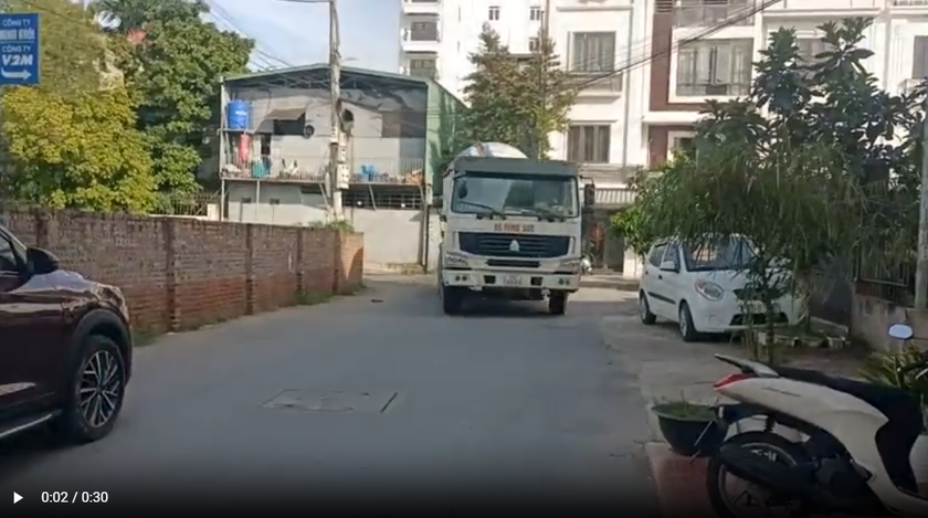Xe bồn chở bê-tông mang BKS 15C-229.59 di chuyển vào đường cấm (Bùi Thị Từ Nhiên)
