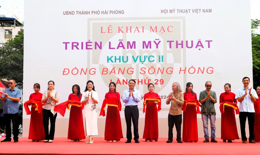 Đại biểu cắt băng Khai Mạc Triển Lãm Mỹ Thuật Khu Vực 2 