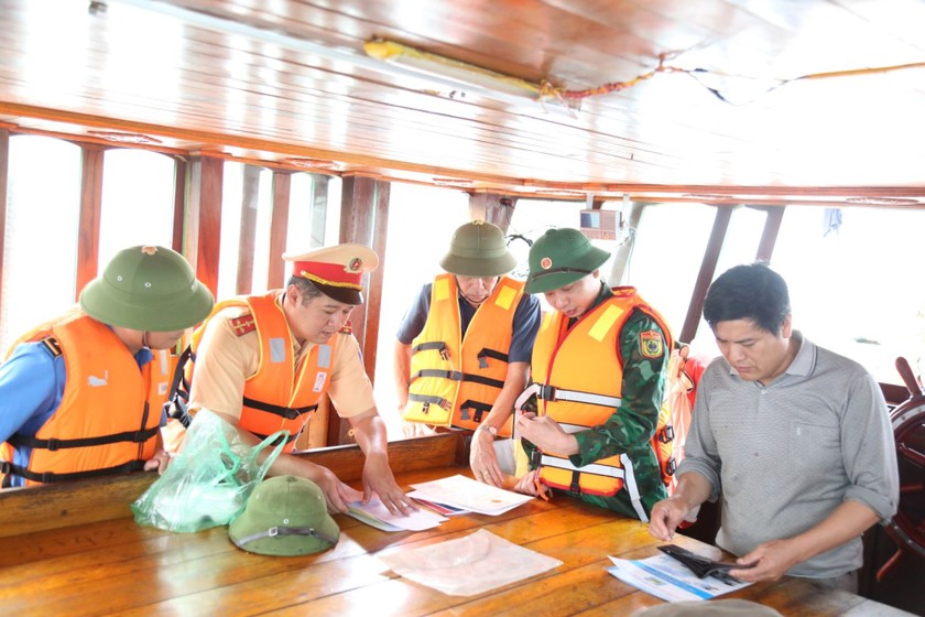 Các lực lượng chức năng phối hợp đi kiểm tra thủ tục hành chính, kết hợp tuyên truyền tới các chủ tàu về các quy định IUU