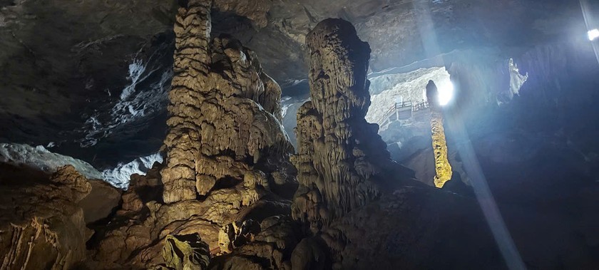 Gía trị địa chất - địa mạo trong hang động Sửng Sốt nằm ở khu vựctrung tâm của Di sản thế giới Vịnh Hạ Long.
