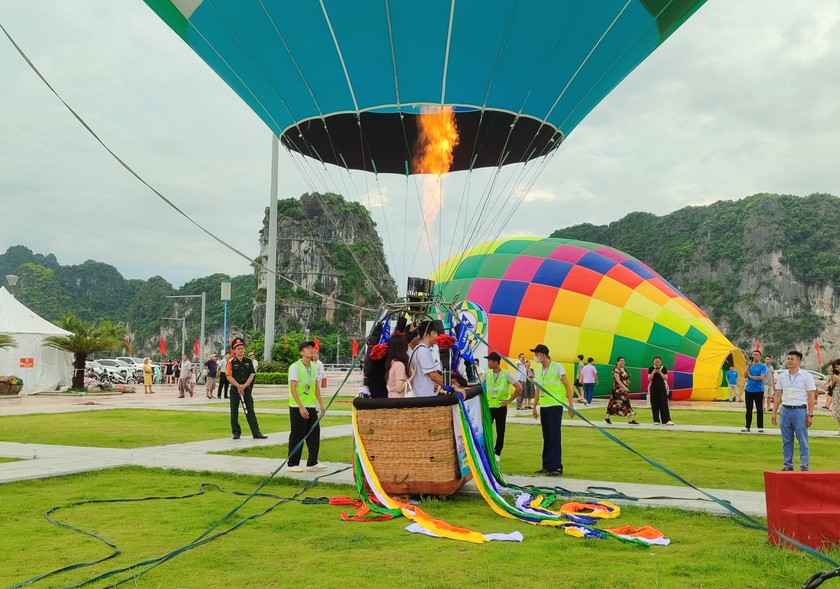 Du khách và người dân háo hức trải nghiệm bay khinh khí cầu bên bờ di sản vịnh Hạ Long.