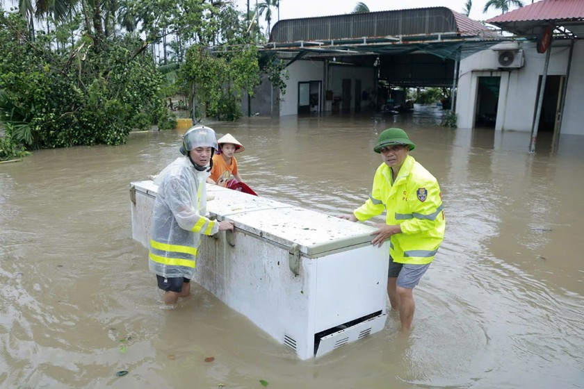 Lực lượng chức năng cùng người dân di dời đồ đạc tại thị xã Đông Triều 