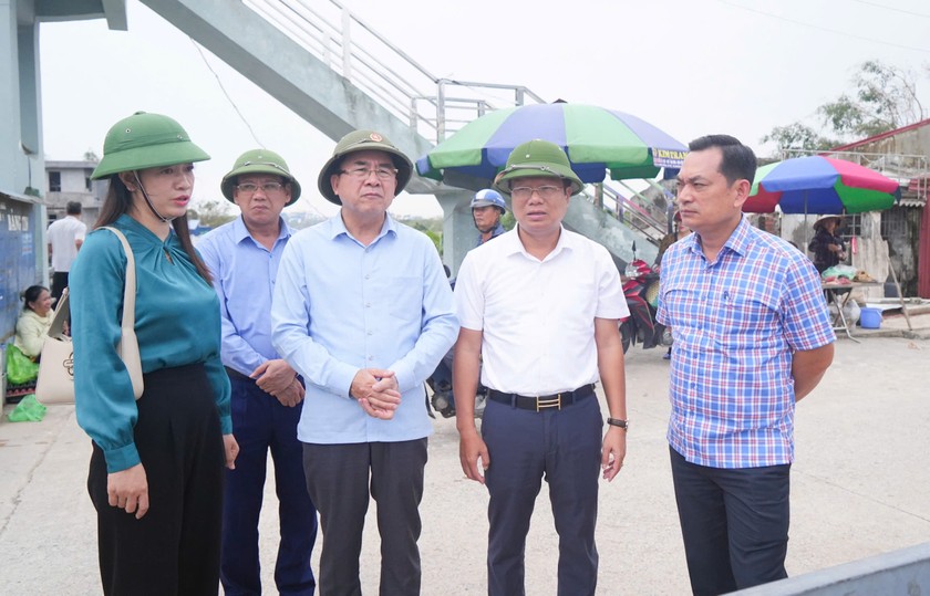 Phó Chủ tịch TP Hải Phòng Lê Khắc Nam kiểm tra tại tuyến đê biển 2 quận Đồ Sơn.