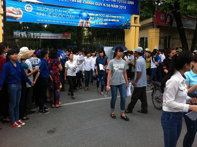 Các thí sinh hoàn thành ngày thi đầu tiên kỳ thi đại học đợt 2