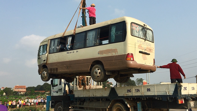 Cẩu xe khách 29 chỗ lên sau khi vụ va chạm kinh hoàng xảy ra. Ảnh: Ngọc Bảo.