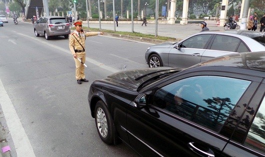 Hà Nội: CSGT bắt đầu xử lý ôtô, xe máy lấn làn buýt nhanh BRT