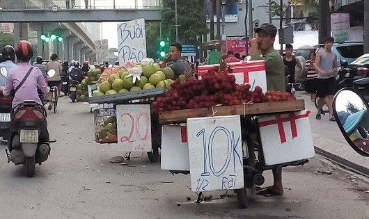 Rộ “độc chiêu” bán hàng nửa cân của dân buôn hoa quả vỉa hè