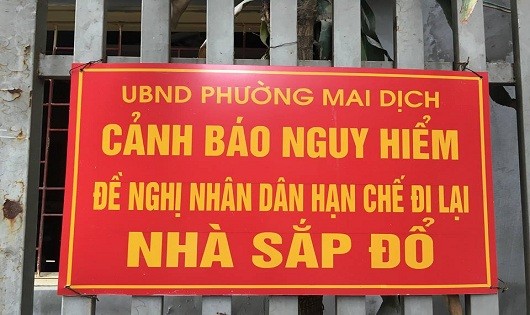 Hà Nội: Nhà sắp đổ do xây dựng vượt 5 tầng, người dân lo lắng...