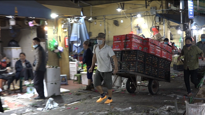 Cuộc sống mưu sinh khó khăn của các tiểu thương tại chợ đầu mối ngày cận Tết