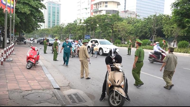 Hà Nội huy động lực lượng 'siết' lý do người dân ra đường