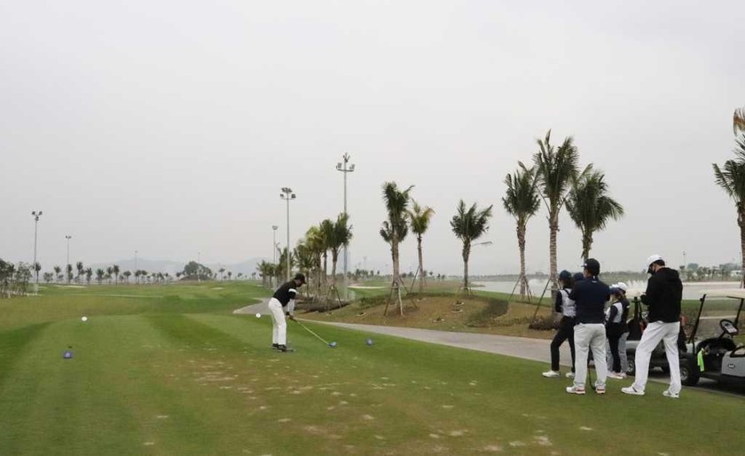 Du khách trải nghiệm chơi golf dịp năm mới tại sân Golf Tuần Châu. Ảnh: CTTĐT Quảng Ninh