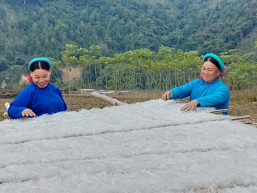 Bà con các dân tộc hồ hởi vào mùa miến Tết. Ảnh: Quang Hà