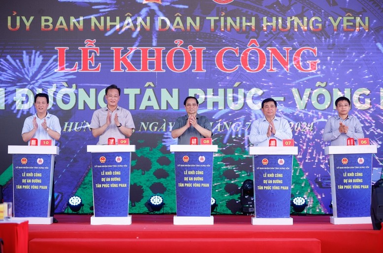 Thủ tướng thực hiện nghi thức khởi công đường Tân Phúc - Võng Phan - Ảnh: VGP/Nhật Bắc