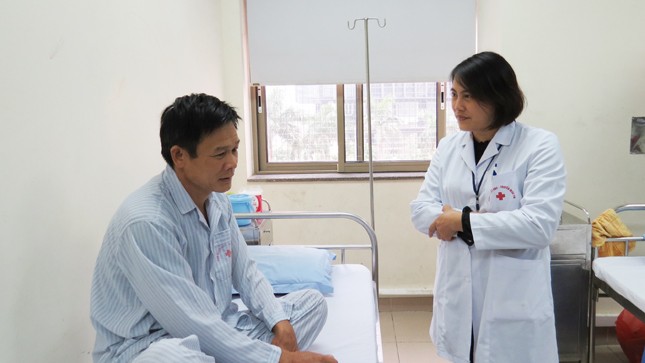 Bác sĩ Nguyễn Thị Mai đang tư vấn cho một trường hợp bị nhiễm bệnh ở Bắc Giang