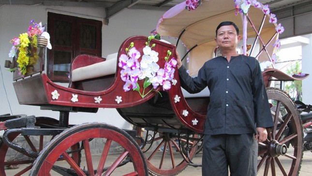 Anh Trần Hữu Chinh, người đóng xe thổ mộ hiếm hoi còn lại ở Bình Dương