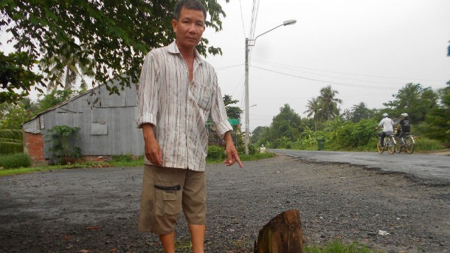 Ông Tuấn bên gốc cây trứng cá đã gây ra vụ hỗn chiến 