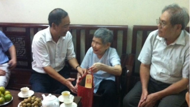 Đại diện UBND quận Thanh Xuân trao quà cho cụ Thịnh nhân ngày 27/7/2014