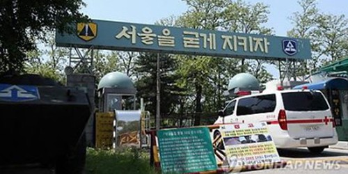Xe cứu thương đi vào khu căn cứ quân sự tại Naegok-dong, phía nam Seoul (Ảnh: Yonhap)