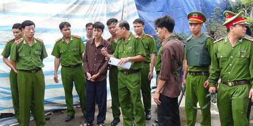 Dương và Tiến được cơ quan công an dẫn tới thực nghiệm viện trường