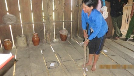 Y Dập đang tả lại cảnh đánh chồng (A Thương)