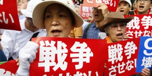 Người dân Nhật Bản biểu tình phản đối dự luật về quyền phòng thủ tập thể ở Tokyo.
