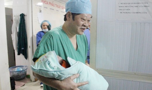 Thứ trưởng Bộ Y tế, Giáo sư tiến sĩ Nguyễn Viết Tiến đã đích thân mổ sinh, đưa bé ra khỏi bụng sản phụ 