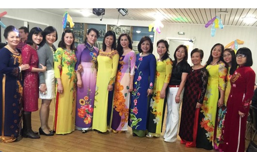 Đại sứ Lê Thị Tuyết Mai với một số phụ nữ của Hội người Việt Quê hương ở Na Uy tại cuộc liên hoan,