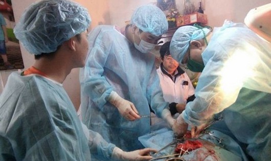 Cuộc phẫu thuật tại nhà cứu sống bệnh nhân nguy kịch