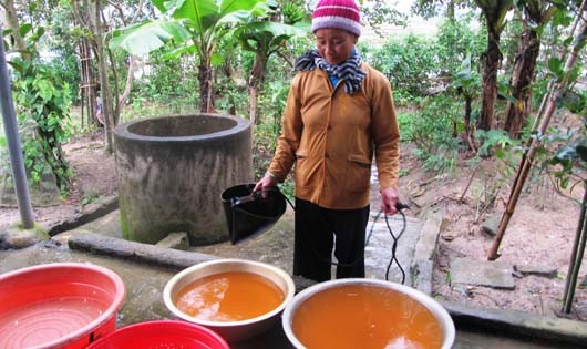 Nguồn nước giếng đào hay giếng khoan ở ngôi làng này đều bị nhiễm phèn nặng 

​