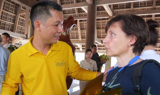 Nguyễn Châu Á (trái) ân cần thăm hỏi Đại sứ Ý Cecilia Piccioni khi đoàn đại sứ đến Quảng Bình chinh phục Sơn Đoòng. Ảnh: T.N.Phong