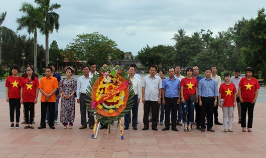 Lãnh đạo PLVN và lãnh đạo Sở Tư pháp Quảng Trị thành kính trước anh linh các liệt sĩ