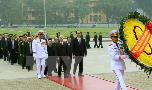 Đoàn đại biểu Lãnh đạo Đảng, Nhà nước, Mặt trận Tổ quốc Việt Nam, cơ quan Bộ, Ban, ngành ở Trung ương và Hà Nội đến đặt vòng hoa và vào Lăng viếng Chủ tịch Hồ Chí Minh. (Ảnh: Nguyễn Dân/TTXVN)