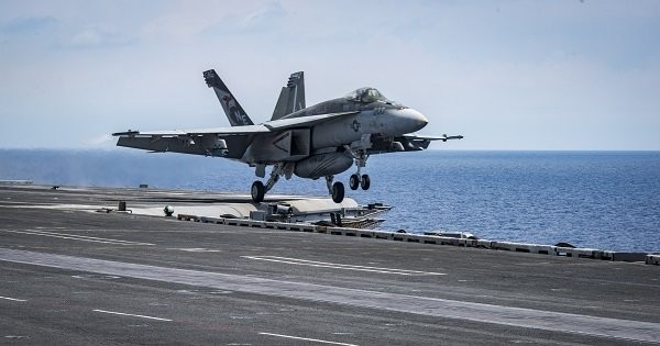 Một tiêm kích cơ của Mỹ cất cánh từ tàu sân bay USS Carl Vinson. Ảnh: USNI