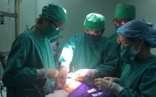 Các bác sĩ bệnh viện Sản nhi Quảng Ninh thực hiện ca phẫu thuật ghép sọ não cho bé Phong.