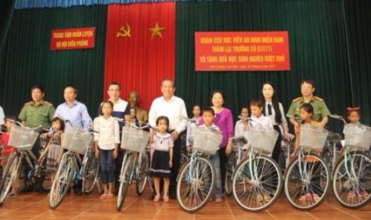 Phó Thủ tướng Trương Hòa Bình cùng các đại biểu trao xe đạp và quà cho các em học sinh nghèo vượt khó xã Đồng Tĩnh và xã Đại Đình. Ảnh: VGP/Lê Sơn