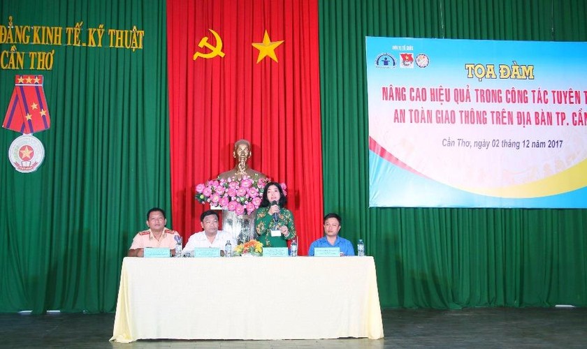 Bà Trần Thị Xuân – Phó trưởng Ban ATGT TP Cần Thơ phát biểu tại tọa đàm “Nâng cao hiệu quả công tác tuyên truyền ATGT trên địa bàn TP Cần Thơ”.