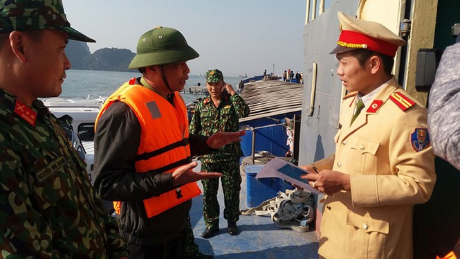 Ông Vũ Văn Diện, Phó chủ tịch UBND tỉnh Quảng Ninh chỉ đạo công tác cứu hộ, cứu nạn