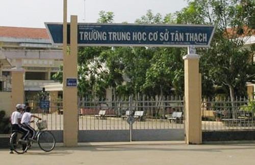 Học sinh lớp 8 bóp cổ cô giáo ngay tại lớp